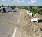 Под Астраханью опрокинулась иномарка: пострадали четыре человека