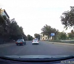 Это фиаско. В Астрахани на видео попала мгновенная карма, настигшая нетерпеливого водителя 