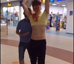 Ради хайпа: в Астрахани подросток на камеру облился томатным соком в торговом центре