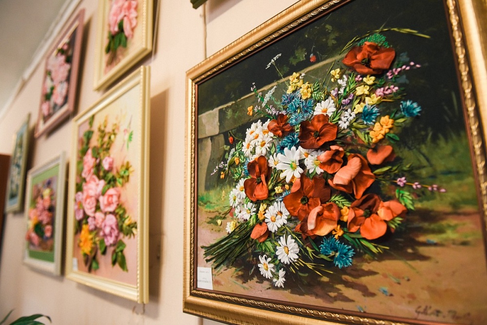 В Астрахани открылась выставка необычных картин