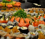 Студент-юрист из Астрахани поел суши и роллы на фальшивые деньги