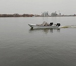 Моторная лодка без людей сама по себе двигалась на Волге в Астрахани 