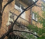 В астраханской многоэтажке обрушился балкон