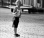 В Астрахани девятилетний мальчик припозднился с прогулки и не смог найти дорогу домой с наступлением темноты