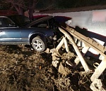 В Астрахани иномарка въехала в ограждение: пострадали два человека