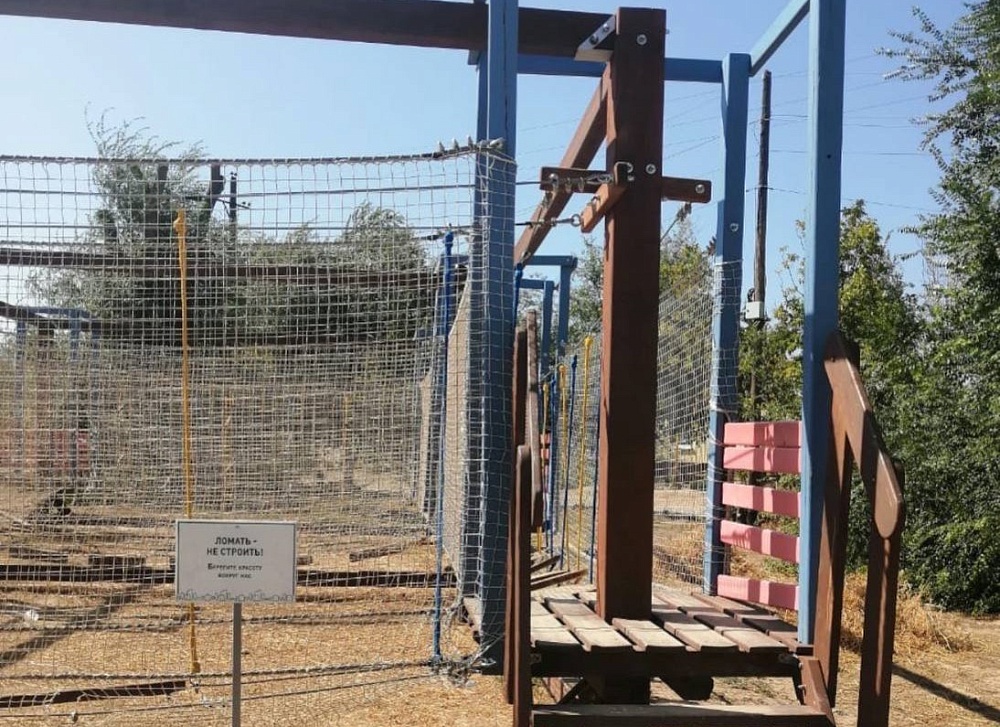 Вандалы доломали веревочный городок в Астраханской области