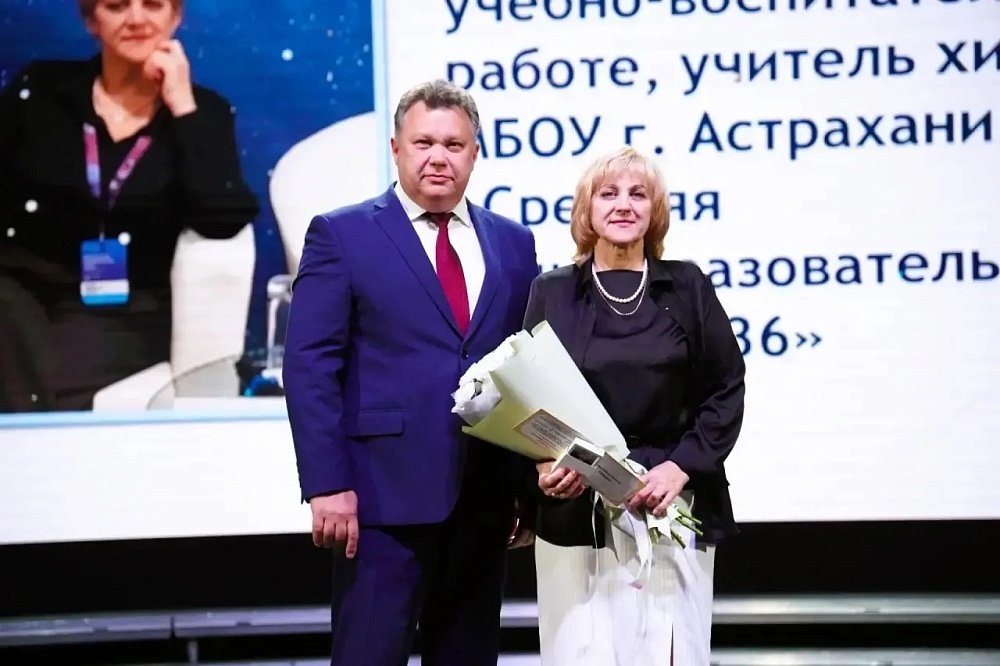 Мэр Астрахани Игорь Редькин вручил награды отличившимся педагогам