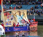 В Астрахани на «стрелке» пришвартовались футбольные мячи, ворота и рояль