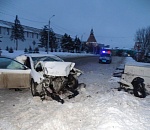 В центре Астрахани автомобиль протаранил ограждение и опору рекламного щита: пострадали два человека