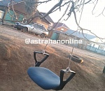 Фото дня: в Астрахани установили качели для VIP-персон