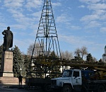 На площади Ленина устанавливают 16-метровую ёлку