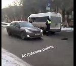 В сети обсуждается дорожный конфликт маршрутчика и сотрудника ДПС. В ход пошли разбитые стекла и мечты пассажиров доехать до точки