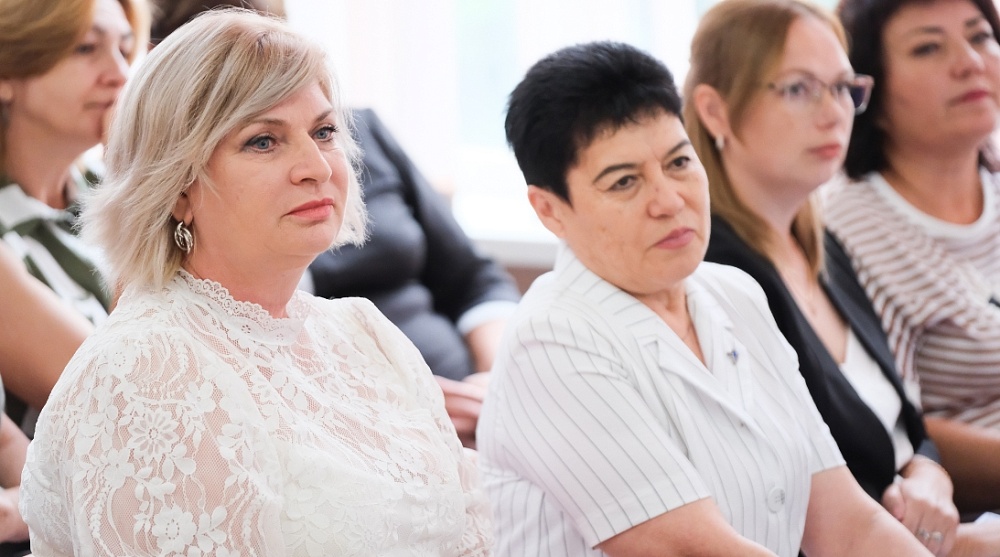 Подвели итоги и расставили приоритеты: августовская конференция в Камызякском районе собрала десятки педагогов