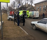 На набережной в Астрахани ВАЗ поцеловал столб, но не дождался взаимности