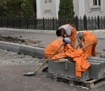 Асфальт, ливневка и бордюры: ремонт улицы Красная Набережная закончат через месяц