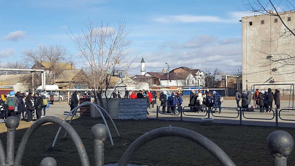 Волна массовых эвакуаций школ снова накрыла Астрахань