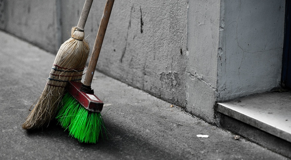 Скрытный иностранец будет мести астраханские улицы