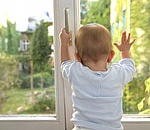 В Астрахани 2-летний мальчик выпал из окна