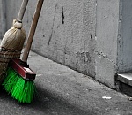 Скрытный иностранец будет мести астраханские улицы