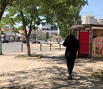 Астраханцы устроили фотоохоту за мужчиной в зимней куртке