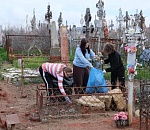 Астраханские волонтеры привели в порядок сотни могил ветеранов ко Дню Победы