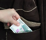 Астраханка обновила гардероб, обчистив карманы нового знакомого 