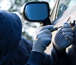 В Астраханской области двое мужчин угнали у пенсионерки внедорожник