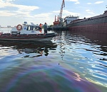 В Трусовском районе Астрахани на Волге обнаружили нефтяной разлив