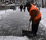 В Астрахани тротуары и дороги посыпают песком
