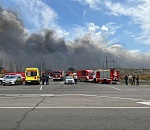 Пожар с мусорной свалки в Астрахани, загоревшейся в третий раз за месяц, перекинулся на здания