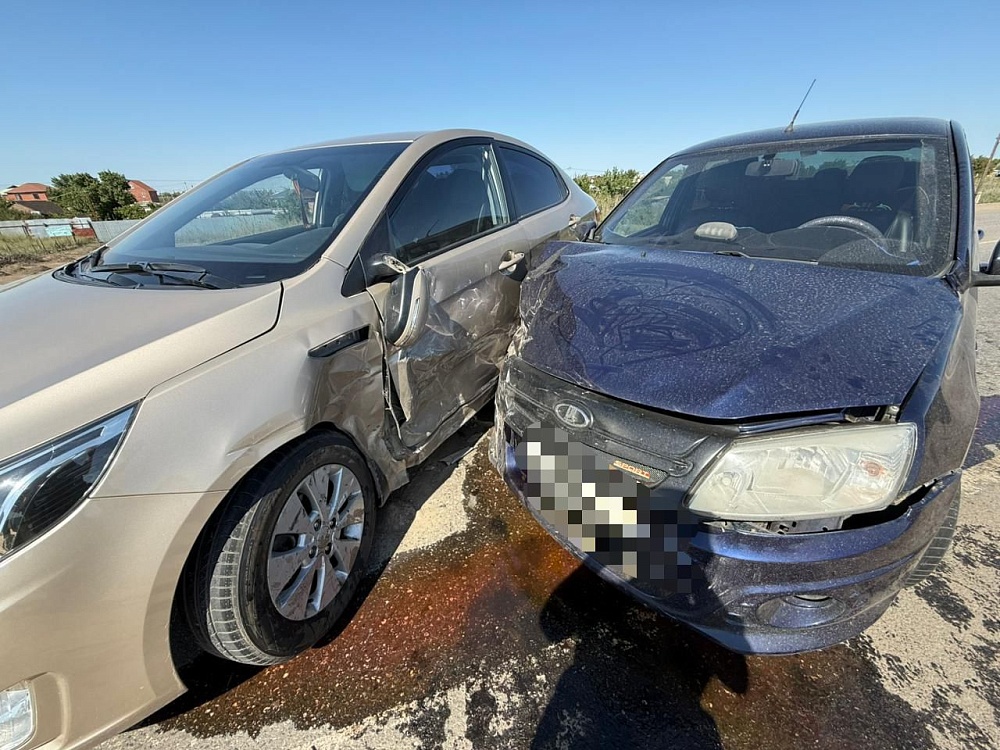 Двух девочек увезли в больницу после столкновения авто на астраханской трассе