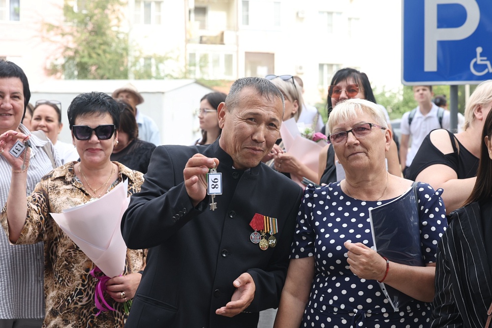 Переселенцам из аварийного жилья в Астрахани вручили ключи от  новых квартир