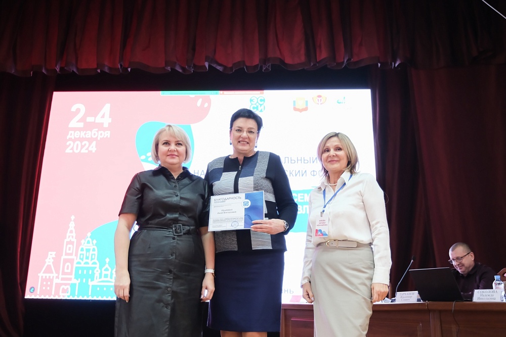 Депутаты облдумы и студенты АГМУ обсудили вопросы, которые стоят перед семьями в современном мире