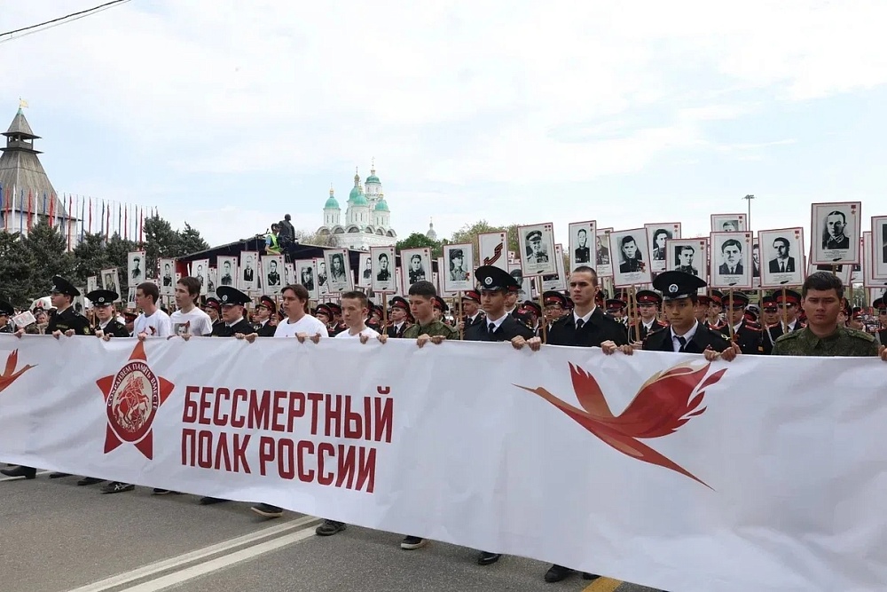 Более 60 тысяч астраханцев пришли на площадь Ленина отпраздновать День Победы
