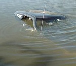 В Астраханской области в реке нашли автомобиль с водителем внутри