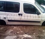 Фото дня: в Астрахани легковушка "утонула" в грязи