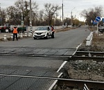 Астраханским водителям напомнили о правилах безопасности на железнодорожных переездах