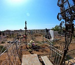 Астраханские бюрократы измеряют линейкой надгробие ветерана, чтобы сэкономить