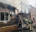 Два с лишним часа тушили крупный пожар в центральной части Астрахани, в котором пылали три жилых дома