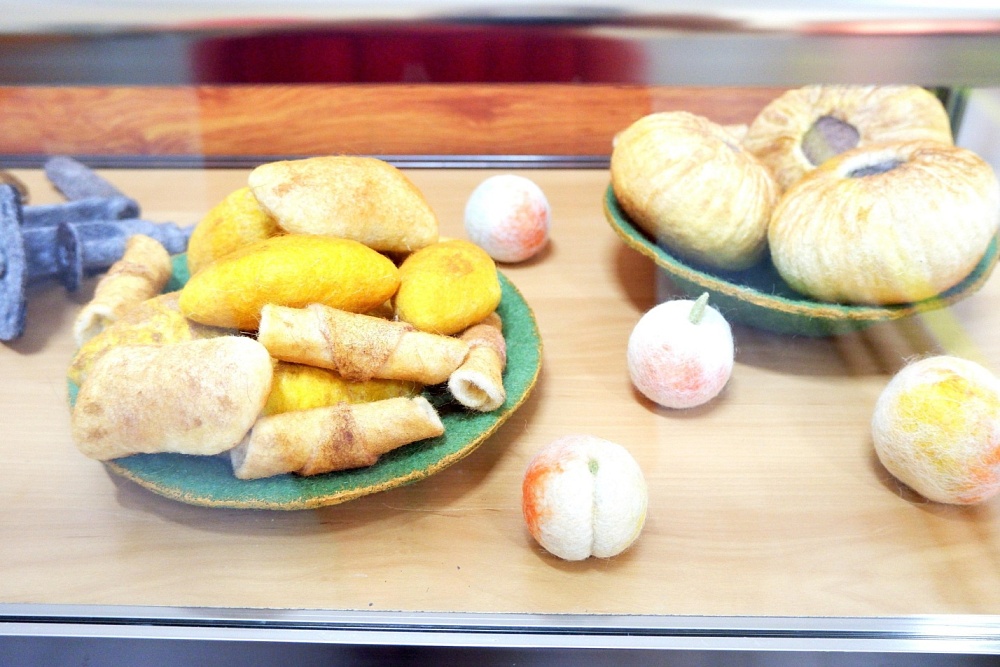 Астраханские мастерицы «испекли» пирожки и кайнары из войлока