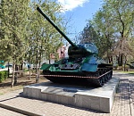 В Астрахани покрасили танк и пушки