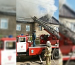 Появились кадры с места пожара в многоквартирном доме в Астрахани