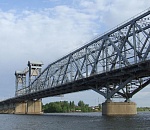 В Астрахани Старый мост через Волгу «стоит» в обоих направлениях