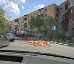 Внезапно. На улице Куликова в Астрахани на дорогу упал поддон кирпичей