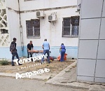 Запертая в квартире астраханка решила сбежать через окно