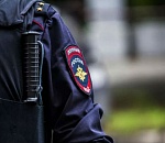 В центре Астрахани пьяный полицейский приставал к девушке и ударил ее