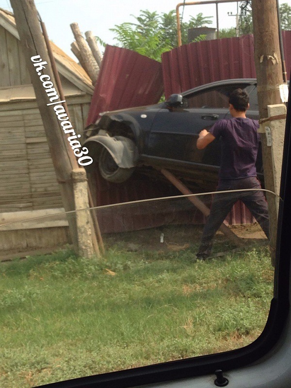 В Астрахани автомобиль "взлетел" и приземлился на забор
