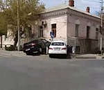 В Астрахани две машины врезались в один дом