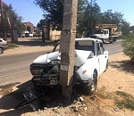 В Астрахани автомобиль протаранил столб: два человека в больнице