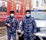 Сотрудники Росгвардии спасли астраханца, потерявшего сознание и замерзавшего в сугробе